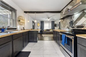 冰箱、微波炉、烤箱、炉灶