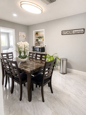 Dining - Fun and Relax ,Central Tampa House (Tampa)