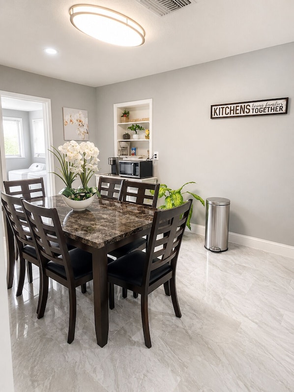 Dining - Fun and Relax ,Central Tampa House (Tampa)