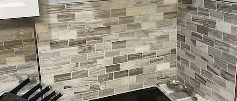 Micro-ondas, cooktop, cafeteira/chaleira, torradeira