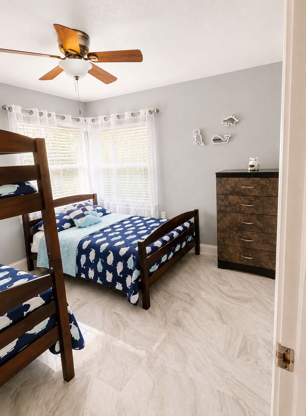 2 chambres, fer et planche à repasser, Wi-Fi gratuit, draps fournis