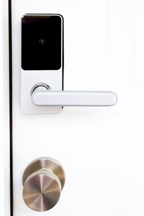 Une porte moderne dotée d’une serrure numérique et d’une poignée élégante.