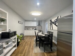 Micro-ondes, plaque de cuisson, cafetiĂšre/bouilloire, grille-pain