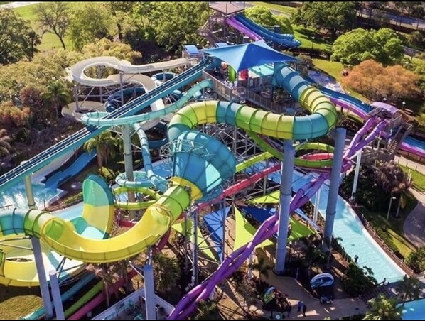 Un parc aquatique doté de plusieurs toboggans et d’un espace piscine.