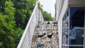 A staircase with a white railing and a mosaic tile design. - Comfortable and safe apartment 3 minutes walk to the beaches (San Andrés y Providencia)