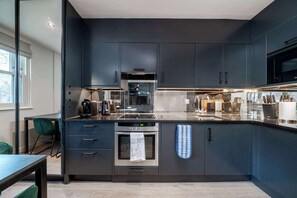 Fridge, microwave, oven, stovetop - Chic mews house in South Kensington (London)