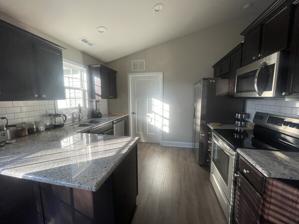 ثلاجة، ميكروويف، فرن، موقد طهي مسطح