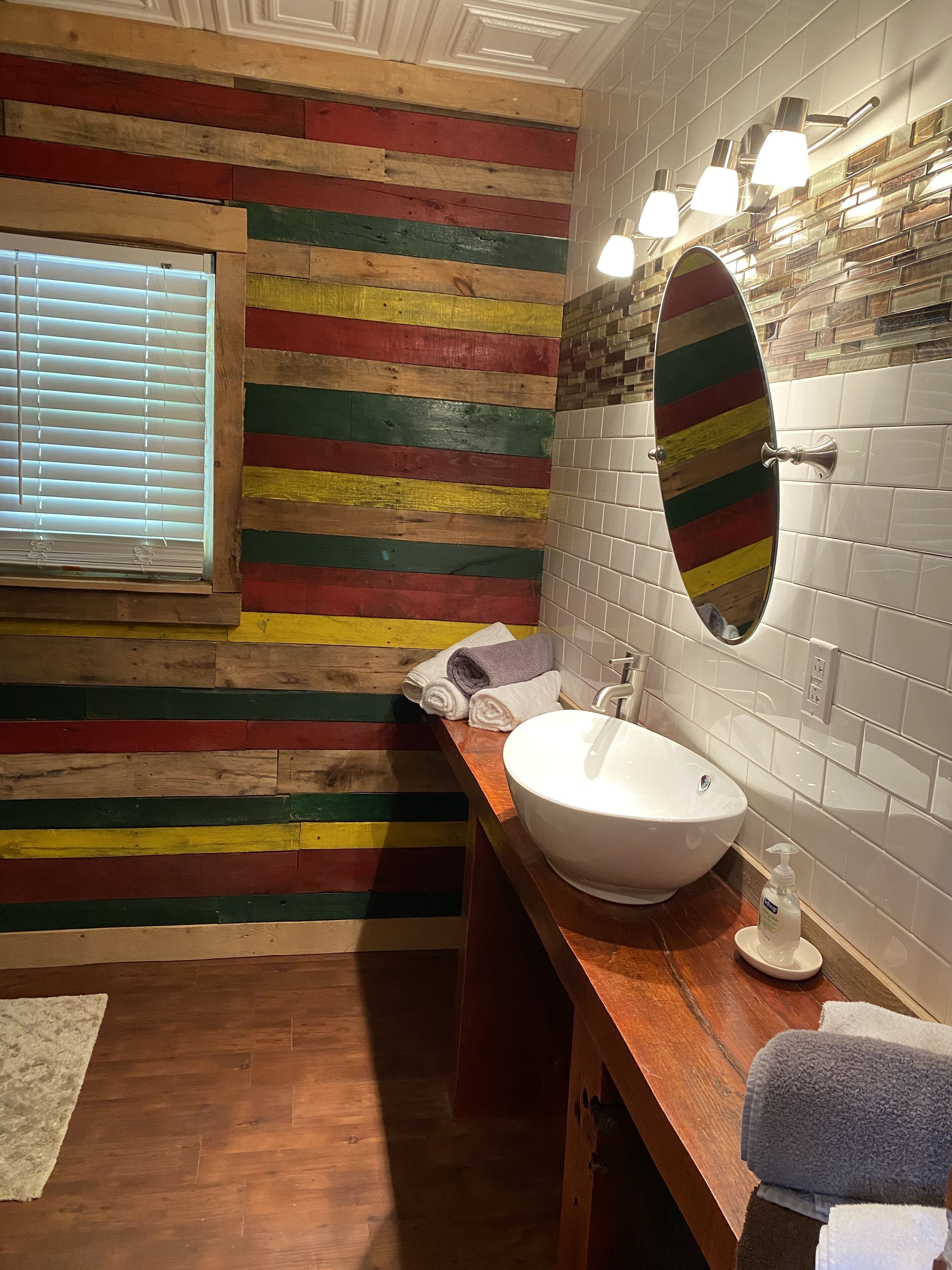 Combined shower/bathtub, towels, toilet paper