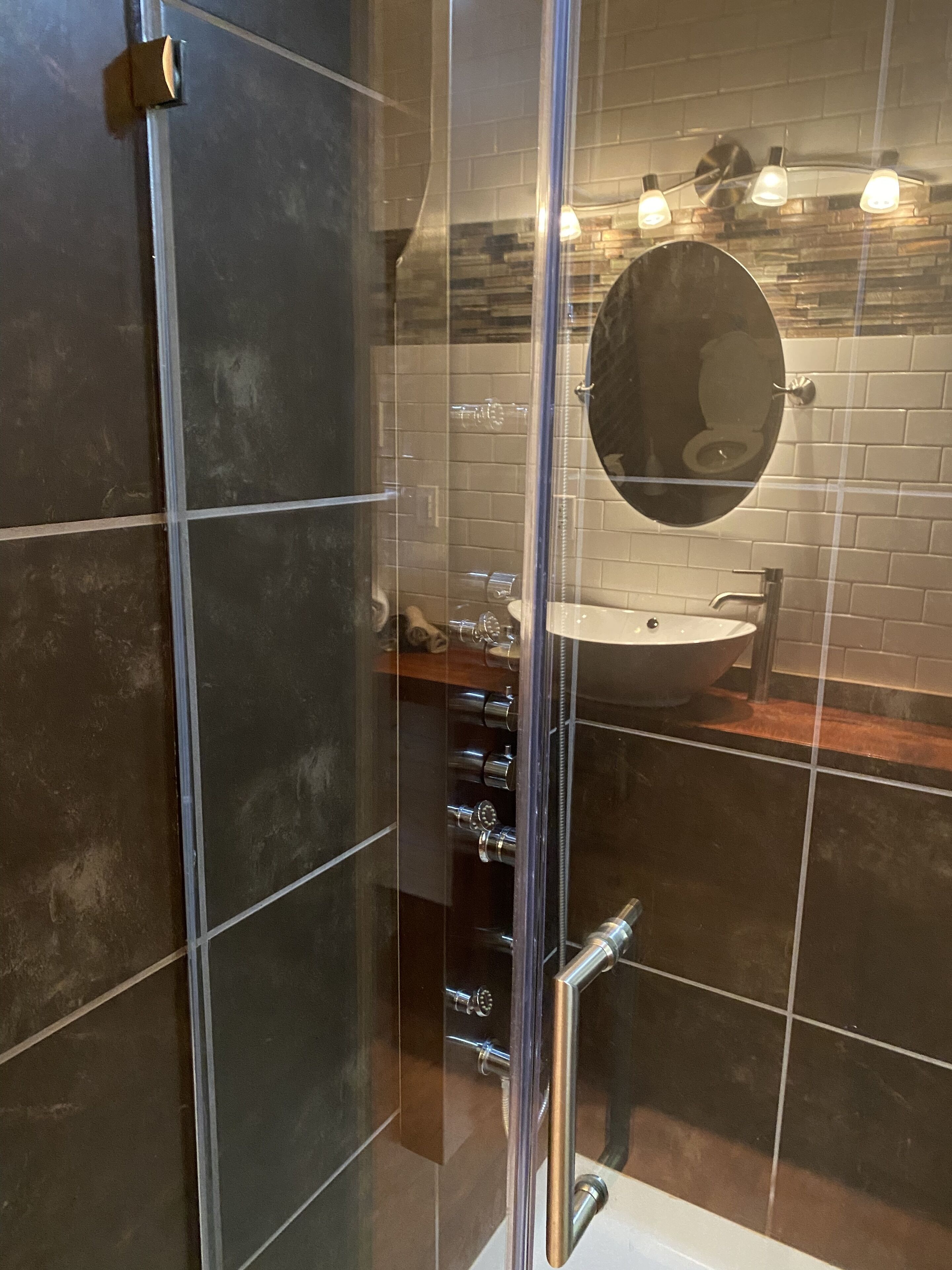 Combined shower/tub, towels, toilet paper