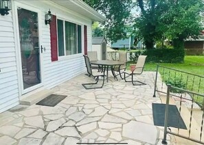 A patio with stone flooring, a table, and chairs. - The Chestnut Nest - Robinson (Robinson)