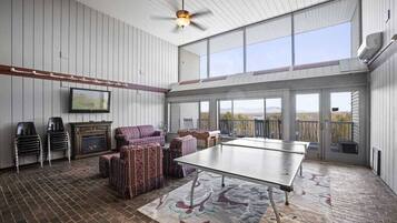 足球機、乒乓球設施