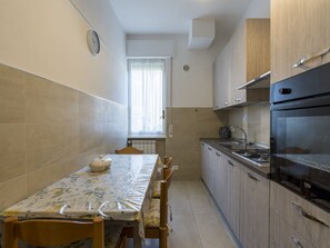 Kühlschrank, Ofen, Toaster, Kochgeschirr/Geschirr/Besteck