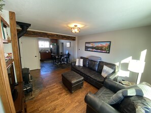 Una Smart TV, una chimenea, libros