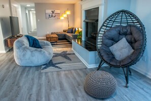 Smart-TV, Kamin, Bücher