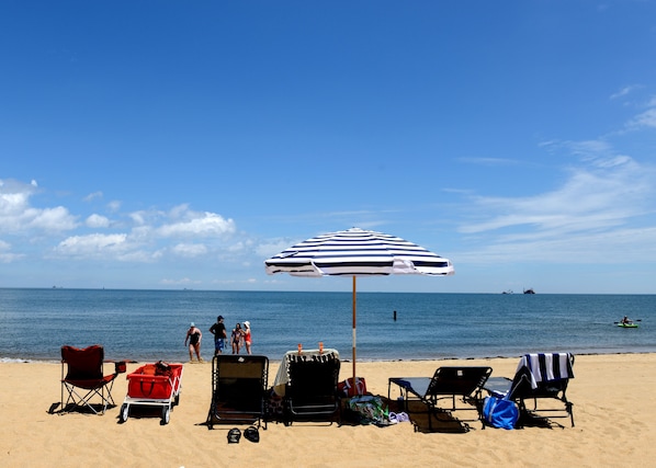 Am Strand, Liegestühle, Strandtücher