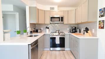 Een koelkast, een microgolfoven, een oven, een kookplaat