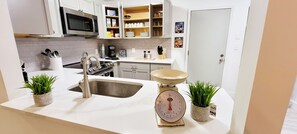 Kylskåp, mikrovågsugn, ugn och spishäll