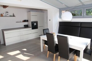 Dining - Ostfriesenhuus - Family-friendly 155sqm house for 4-5 pers. with fireplace, (Krummhörn)