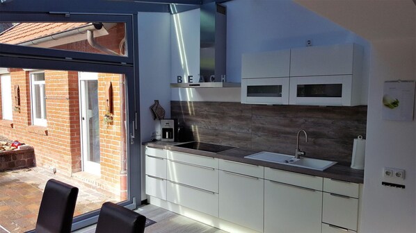 Fridge, oven, stovetop, dishwasher