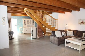 TV, fireplace, DVD player, stereo - Ostfriesenhuus - Family-friendly 155sqm house for 4-5 pers. with fireplace, (Krummhörn)