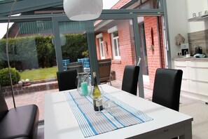 Dining - Ostfriesenhuus - Family-friendly 155sqm house for 4-5 pers. with fireplace, (Krummhörn)