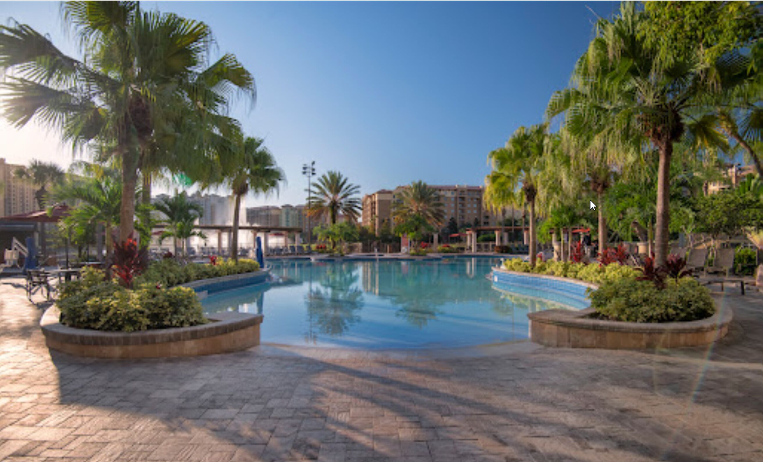 Utomhuspool och uppvärmd pool