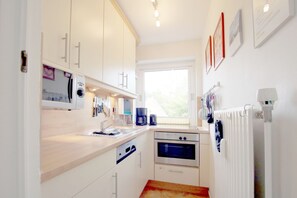 Fridge, microwave, oven, stovetop - Wiesenweg 9, Whg. 4 - Apartment with 2 rooms on approx. 42m² on the 1st floor (Wyk auf Föhr)