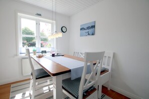 Dining - Starklef 21, Whg. 1 - Holiday apartment in Wyk, 4 persons on the ground floor of a 2-family house (Wyk auf Föhr)