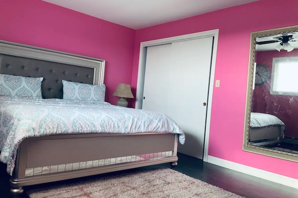 3 bedrooms, desk, iron/ironing board, free WiFi