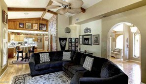 Smart TV, caminetto, libri, monitor per computer