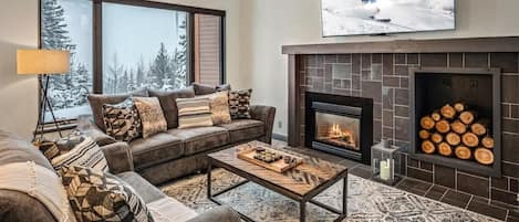 Smart TV, chimenea y oficina