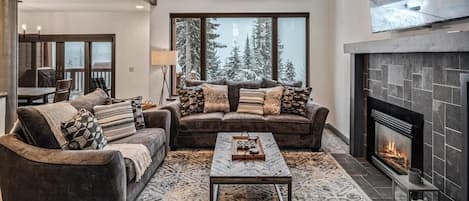 Una Smart TV, una chimenea, una oficina