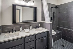 Bathtub, hair dryer, towels, shampoo - Glades Luxury! Ski in/out | Views | Hot Tub (Sandpoint)