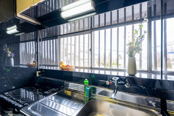 Casa estándar | Cocina privada | Refrigerador con congelador, microondas y parrilla de estufa