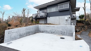 A modern building with a concrete facade and a balcony. - Izu Workation (Ito)