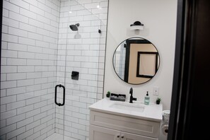 Dusche, Haartrockner, Handtücher, Toilettenpapier