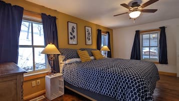 3 bedrooms, desk, iron/ironing board, travel crib