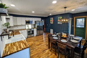 Fridge, microwave, oven, stovetop - Old Post Office - Fam/Pet/EV Friendly in wild and wonderful Canaan Valley, WV! (Davis)