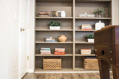 Comfy & Peaceful, entire 1 BR daylight basement apartment for professionals