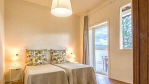 Una habitación con dos camas, una ventana y vistas al exterior.