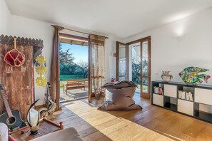 Living area - The Cottage Garden-2 km from the lake, Roè Volciano, Italy (Roè Volciano)