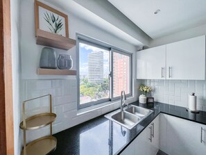 Réfrigérateur, four à micro-ondes, un four, surface de cuisson