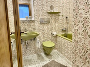 Bathtub, hair dryer, towels