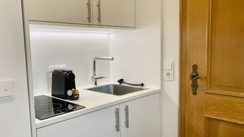 Kühlschrank, Herdplatte, Wasserkocher mit Kaffee-/Teezubehör, Toaster