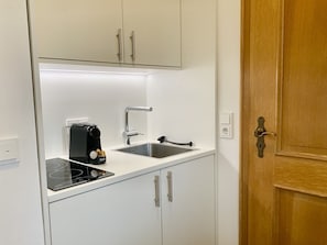 Kühlschrank, Herdplatte, Wasserkocher mit Kaffee-/Teezubehör, Toaster