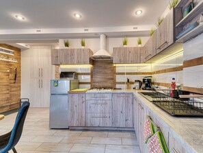 Kühlschrank, Mikrowelle, Ofen, Geschirrspüler