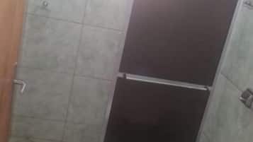 Apartamento luxo | Banheiro | Chuveiro, secador de cabelo (mediante solicitação), toalhas de banho