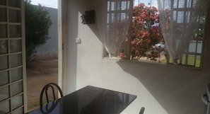 Appartement Deluxe | Cuisine privée | Réfrigérateur, four à micro-ondes, un four, mélangeur
