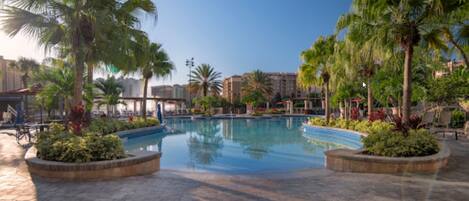 Utomhuspool och uppvärmd pool