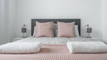 3 habitaciones, tabla de planchar con plancha, internet y ropa de cama